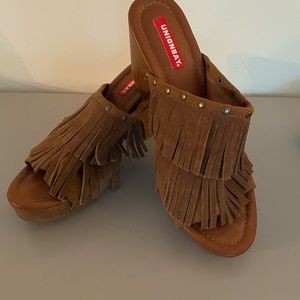 Union Bay Slip On Sandals Leather Look Fringe and Chunky Wood Heal And Form
